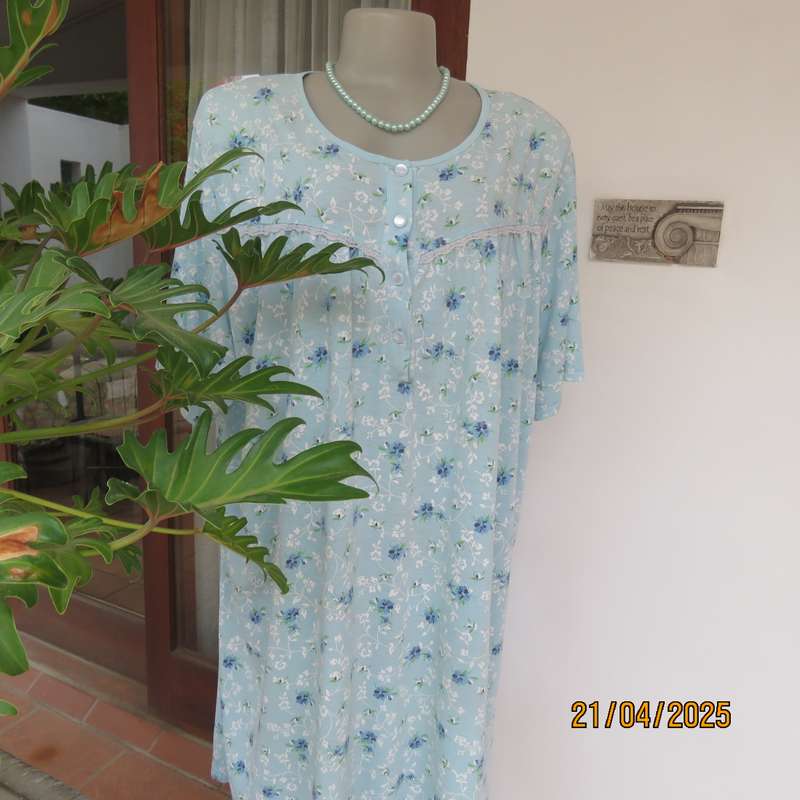 Pale turquoise with tiny blue-white floral pattern nighty. Opening on front. Size 44-46
