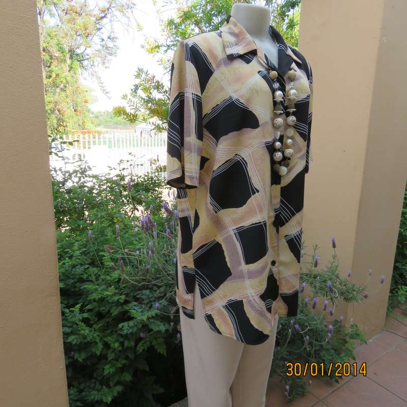 KIKI designer geometric printed black-cream button down top. Hint of peach. As new.