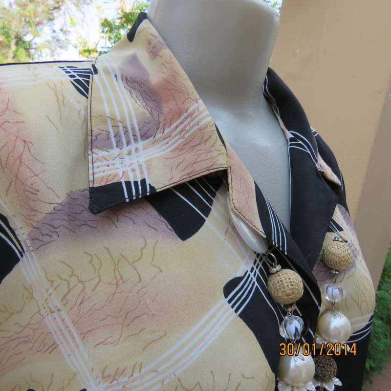 KIKI designer geometric printed black-cream button down top. Hint of peach. As new.