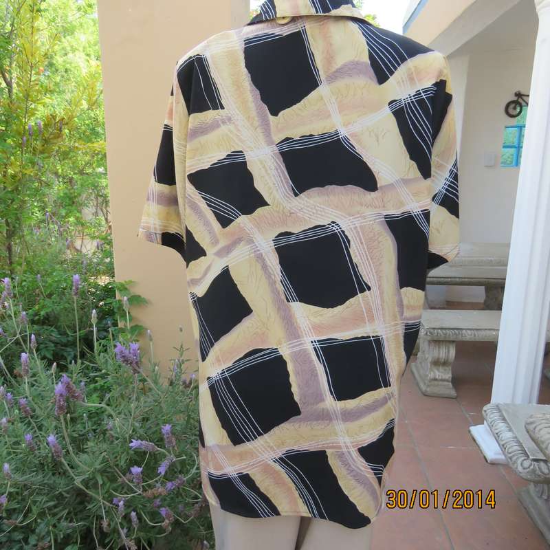 KIKI designer geometric printed black-cream button down top. Hint of peach. As new.