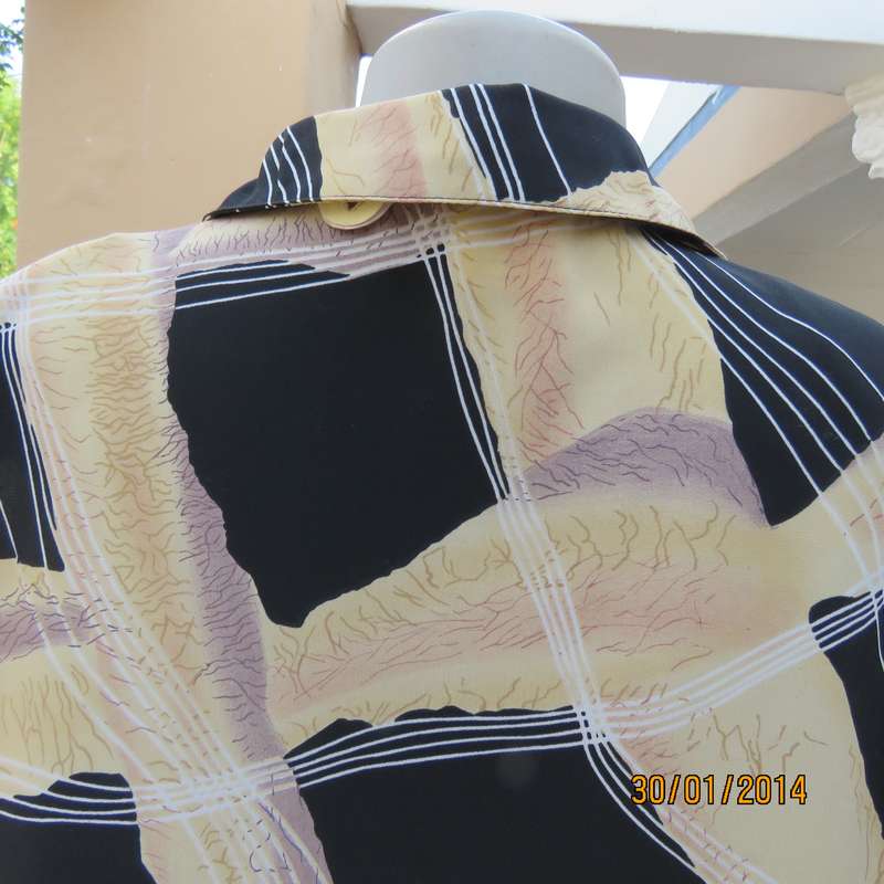 KIKI designer geometric printed black-cream button down top. Hint of peach. As new.