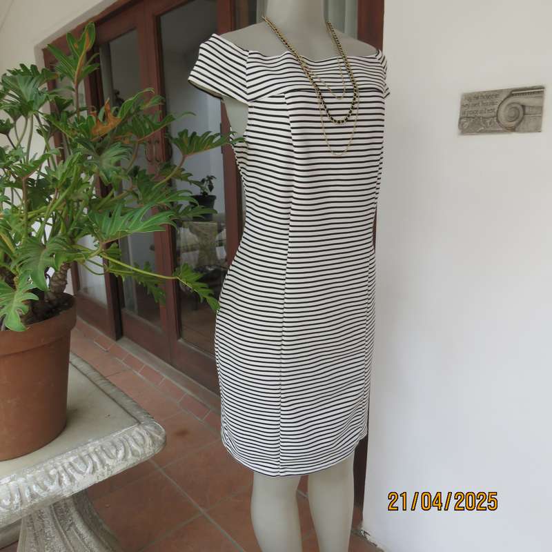 Black and white horizontal striped off the shoulder stretch textured polyester size 38 dress.