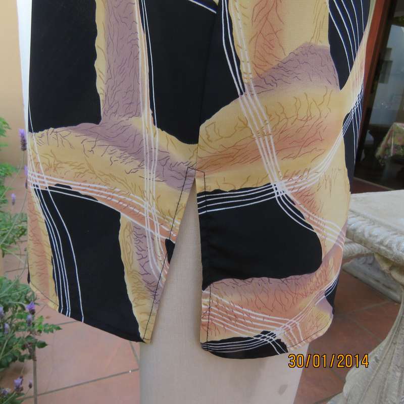 KIKI designer geometric printed black-cream button down top. Hint of peach. As new.