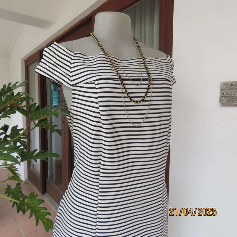 Black and white horizontal striped off the shoulder stretch textured polyester size 38 dress.
