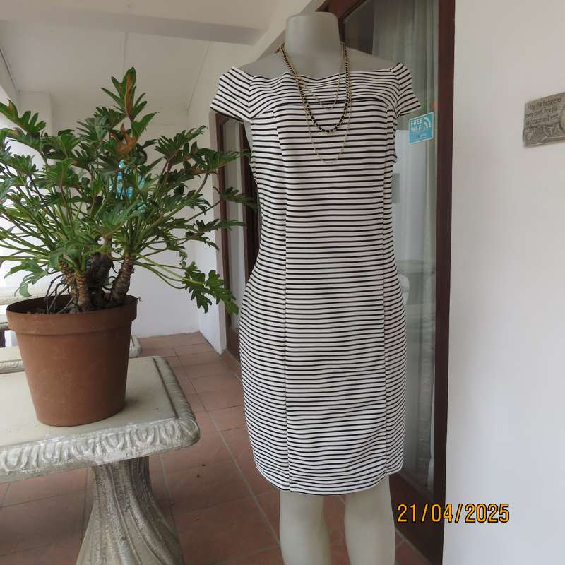 Black and white horizontal striped off the shoulder stretch textured polyester size 38 dress.