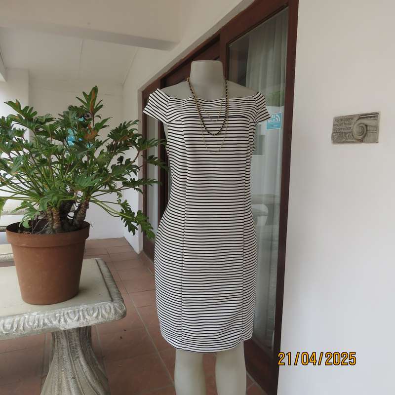 Black and white horizontal striped off the shoulder stretch textured polyester size 38 dress.