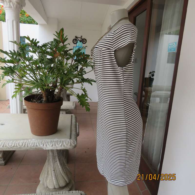 Black and white horizontal striped off the shoulder stretch textured polyester size 38 dress.