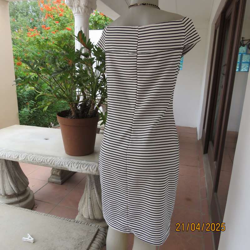Black and white horizontal striped off the shoulder stretch textured polyester size 38 dress.