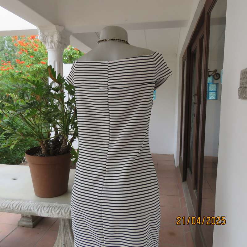 Black and white horizontal striped off the shoulder stretch textured polyester size 38 dress.