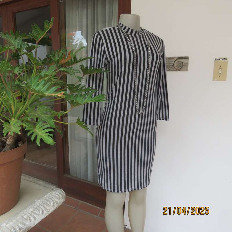 JUDY'S PRIDE smart black-grey vertical striped stretch cotton size 32 dress.