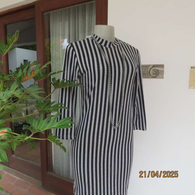 JUDY'S PRIDE smart black-grey vertical striped stretch cotton size 32 dress.