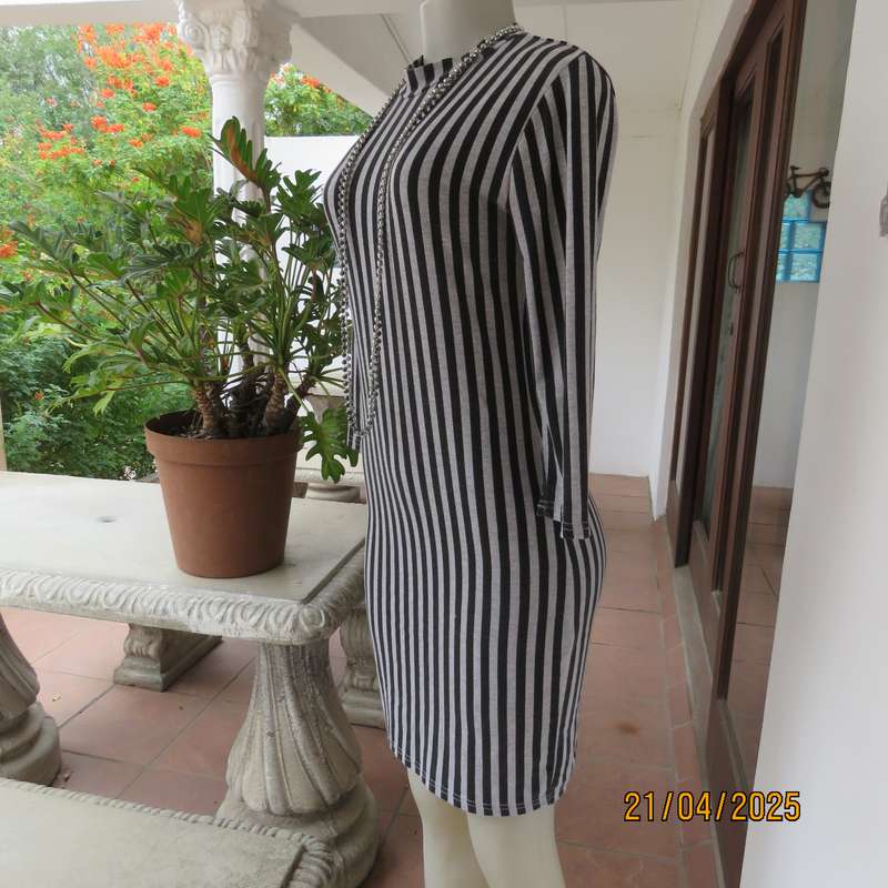 JUDY'S PRIDE smart black-grey vertical striped stretch cotton size 32 dress.