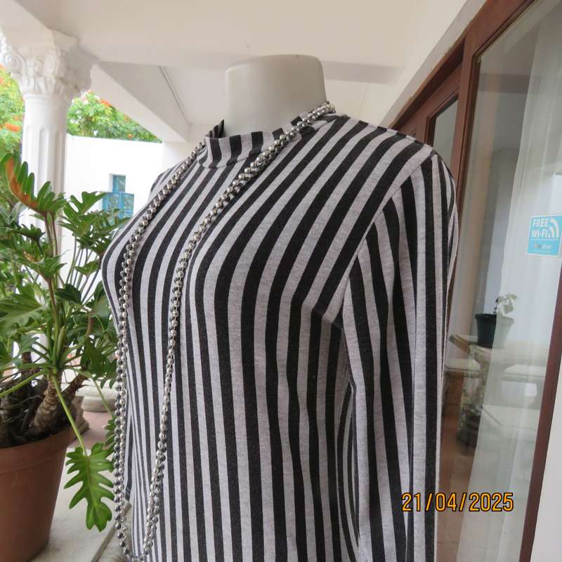 JUDY'S PRIDE smart black-grey vertical striped stretch cotton size 32 dress.