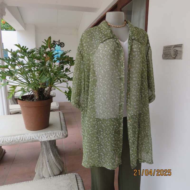 DONNA CLAIRE avo green with tiny white flowers button down top. Size 46.