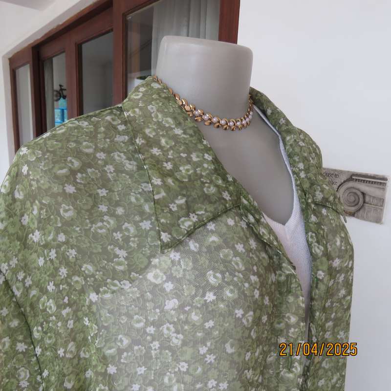 DONNA CLAIRE avo green with tiny white flowers button down top. Size 46.