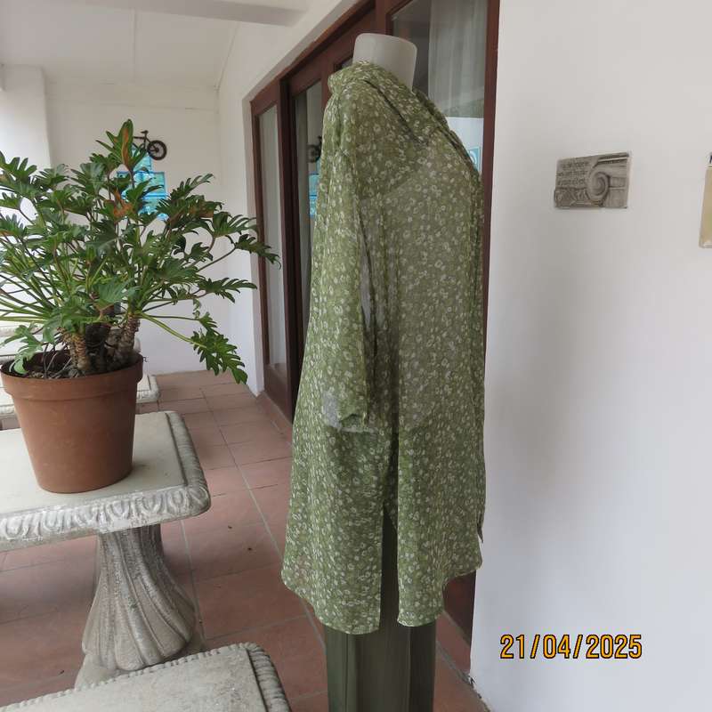 DONNA CLAIRE avo green with tiny white flowers button down top. Size 46.