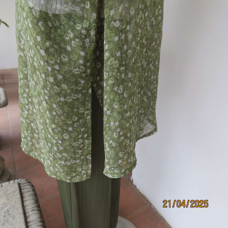 DONNA CLAIRE avo green with tiny white flowers button down top. Size 46.