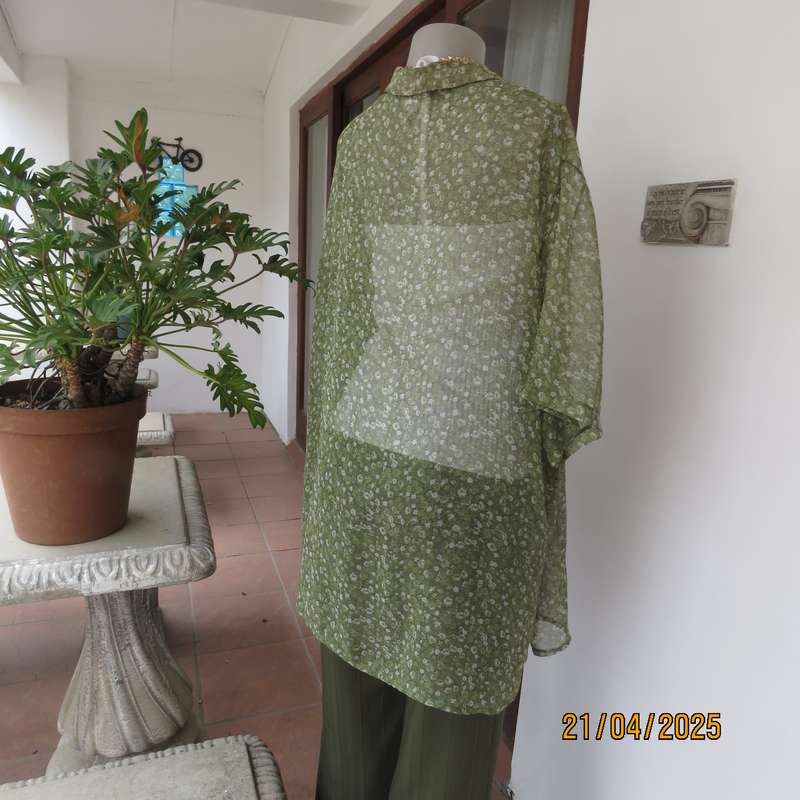 DONNA CLAIRE avo green with tiny white flowers button down top. Size 46.