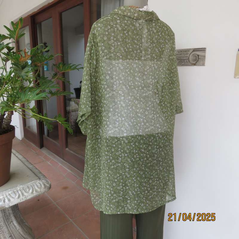 DONNA CLAIRE avo green with tiny white flowers button down top. Size 46.