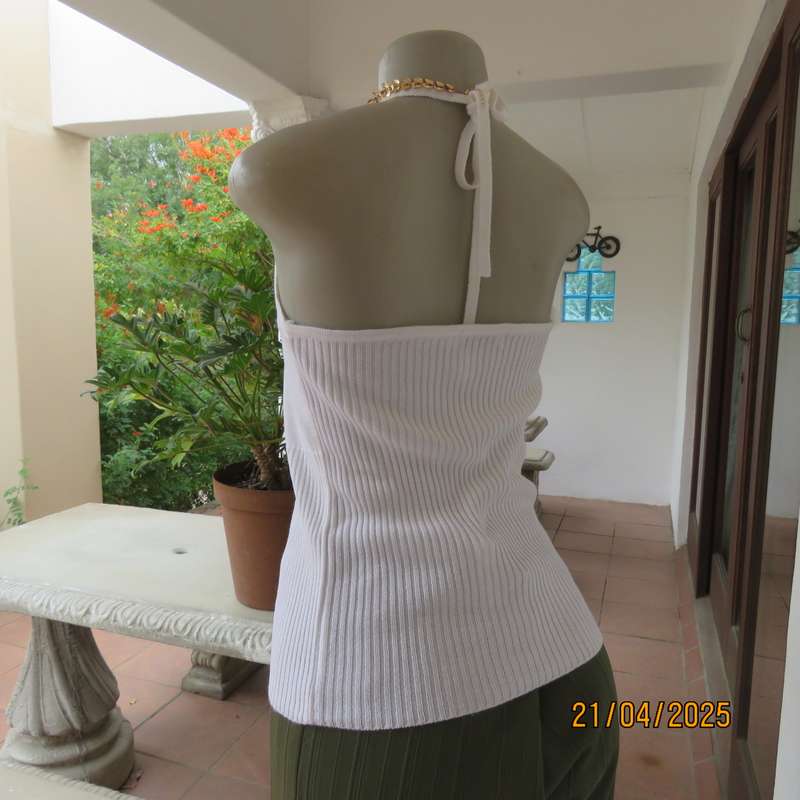 GEORGIO cream viscose knit halter neck top size 36. Ribbed back.