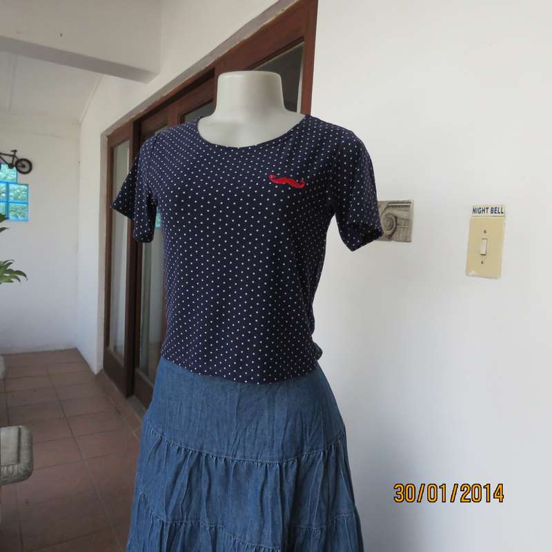 MAROUVIN cropped cotton stretch navy-white polka dot top.Capped sleeves.Size 32. As new condition.