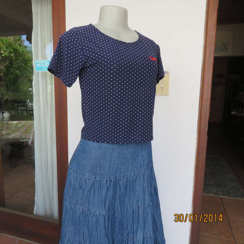 MAROUVIN cropped cotton stretch navy-white polka dot top.Capped sleeves.Size 32. As new condition.