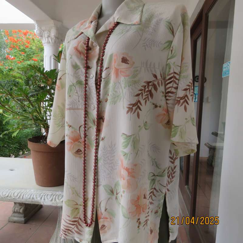 Tastefully printed short sleeve cream crinkled polyester top with peach flowers. Size 44