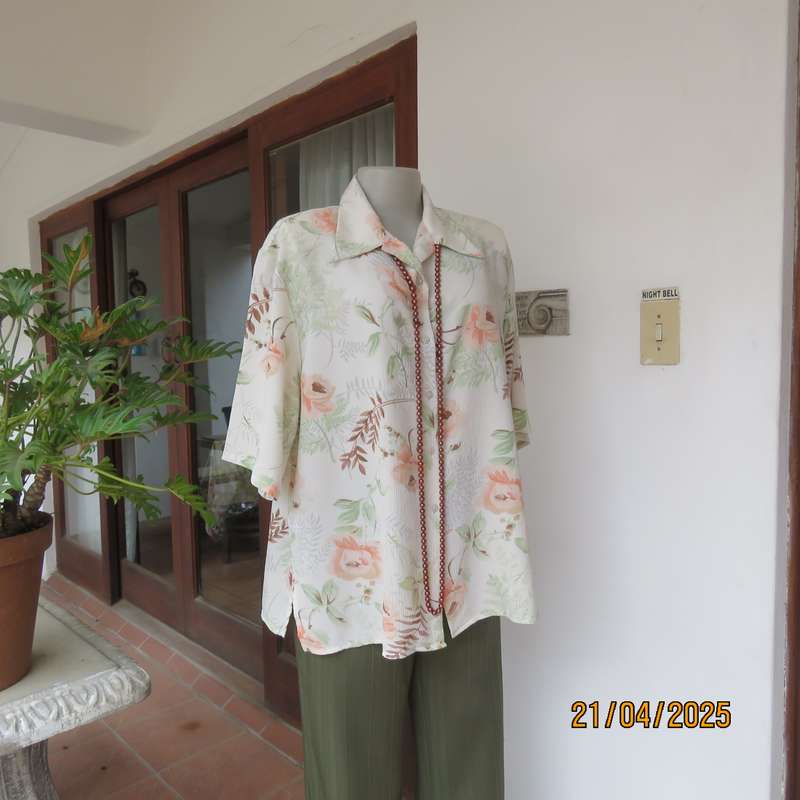 Tastefully printed short sleeve cream crinkled polyester top with peach flowers. Size 44