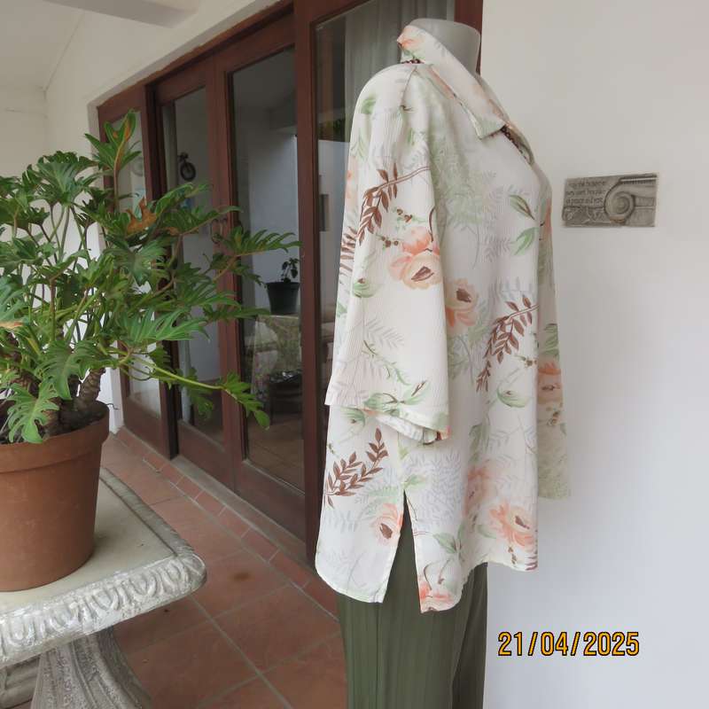 Tastefully printed short sleeve cream crinkled polyester top with peach flowers. Size 44