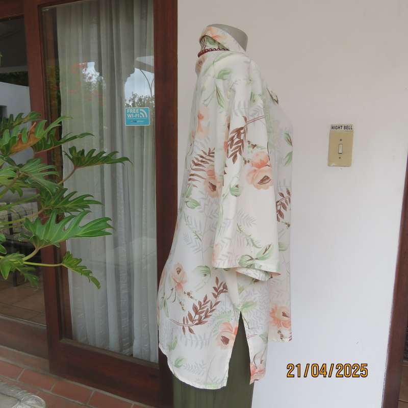 Tastefully printed short sleeve cream crinkled polyester top with peach flowers. Size 44