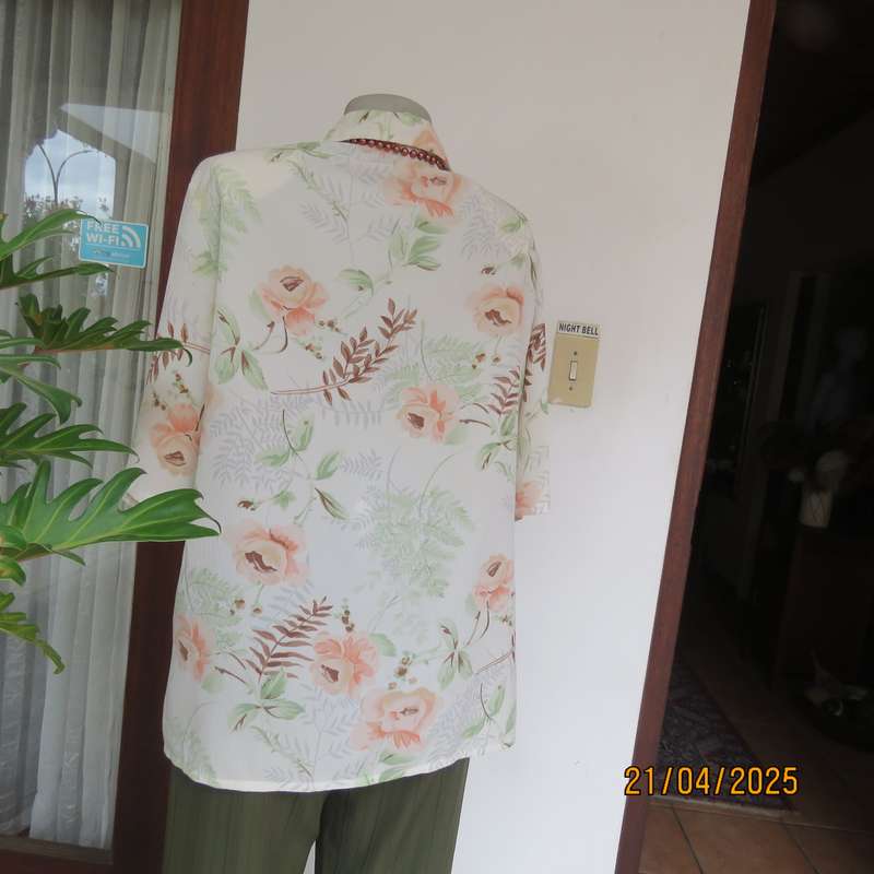Tastefully printed short sleeve cream crinkled polyester top with peach flowers. Size 44