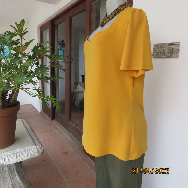 FOSHINI mustard colour stretch textured polyester short sleeve size 40 top.