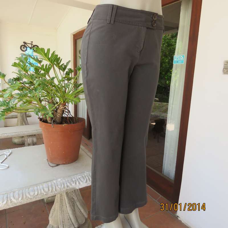 WOOLWORTHS very dark emerald green ankle length pants in stretch cotton.Size 35.Back pockets.
