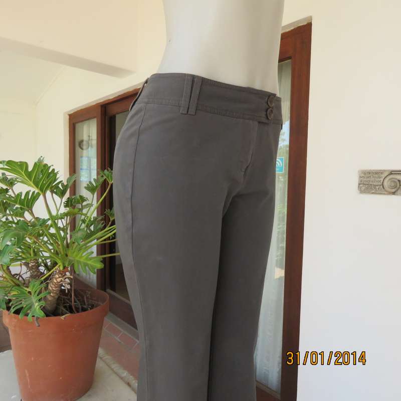 WOOLWORTHS very dark emerald green ankle length pants in stretch cotton.Size 35.Back pockets.