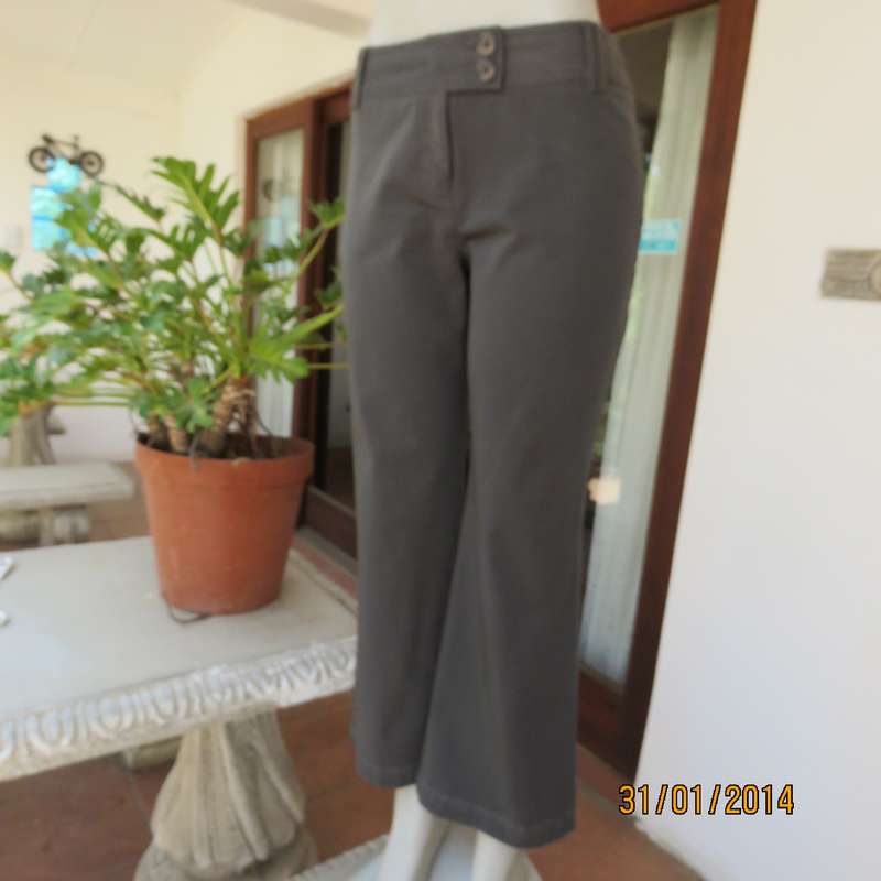 WOOLWORTHS very dark emerald green ankle length pants in stretch cotton.Size 35.Back pockets.