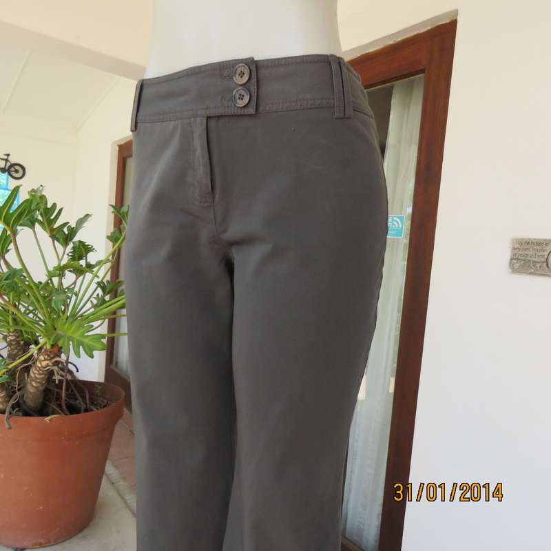 WOOLWORTHS very dark emerald green ankle length pants in stretch cotton.Size 35.Back pockets.