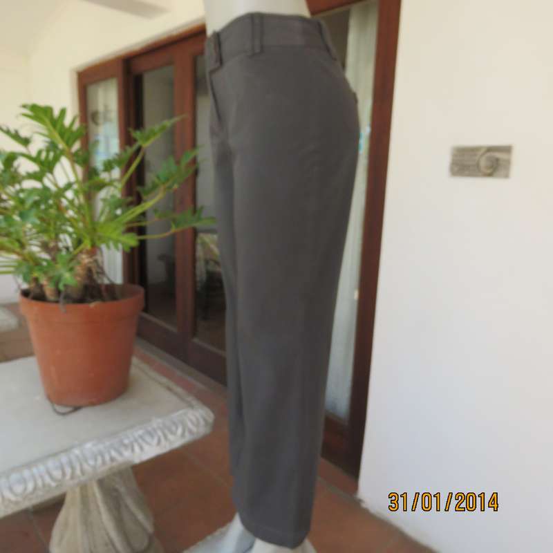 WOOLWORTHS very dark emerald green ankle length pants in stretch cotton.Size 35.Back pockets.