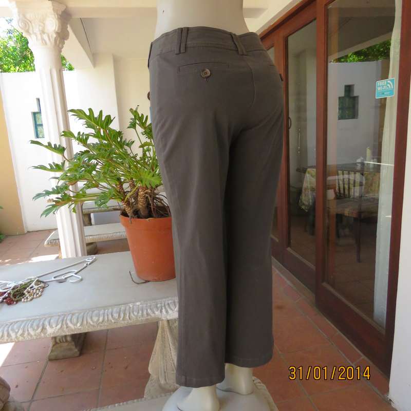 WOOLWORTHS very dark emerald green ankle length pants in stretch cotton.Size 35.Back pockets.
