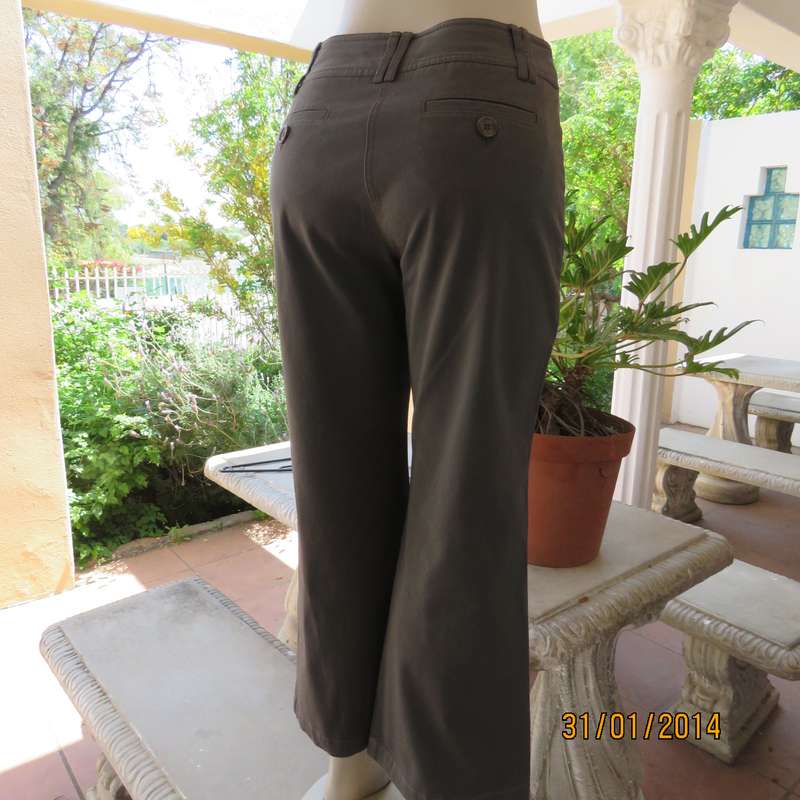 WOOLWORTHS very dark emerald green ankle length pants in stretch cotton.Size 35.Back pockets.