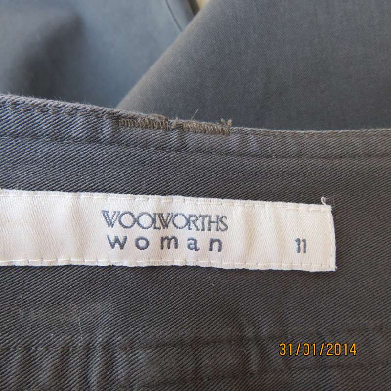 WOOLWORTHS very dark emerald green ankle length pants in stretch cotton.Size 35.Back pockets.
