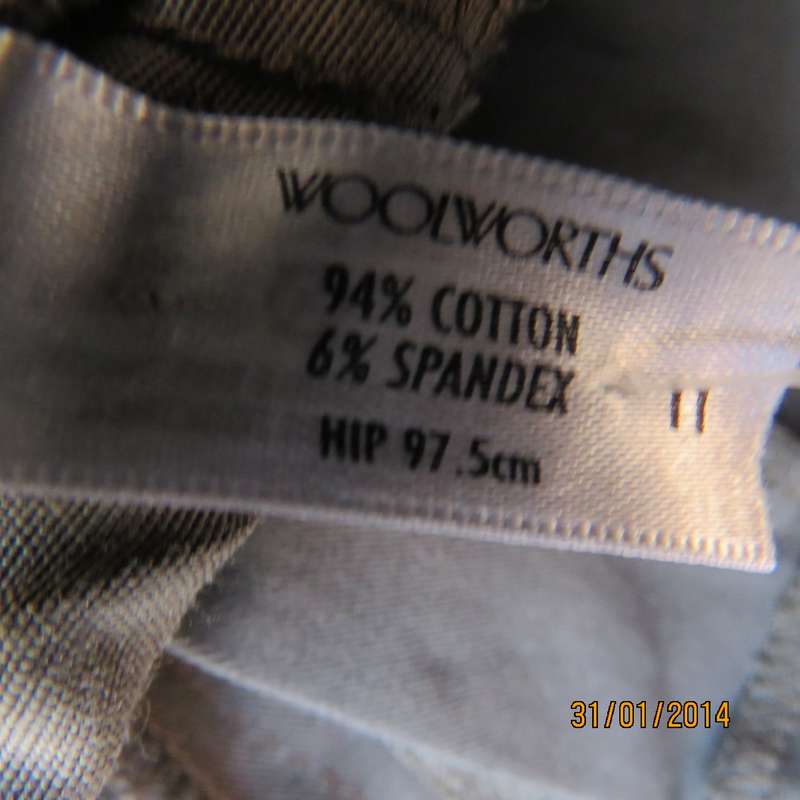 WOOLWORTHS very dark emerald green ankle length pants in stretch cotton.Size 35.Back pockets.