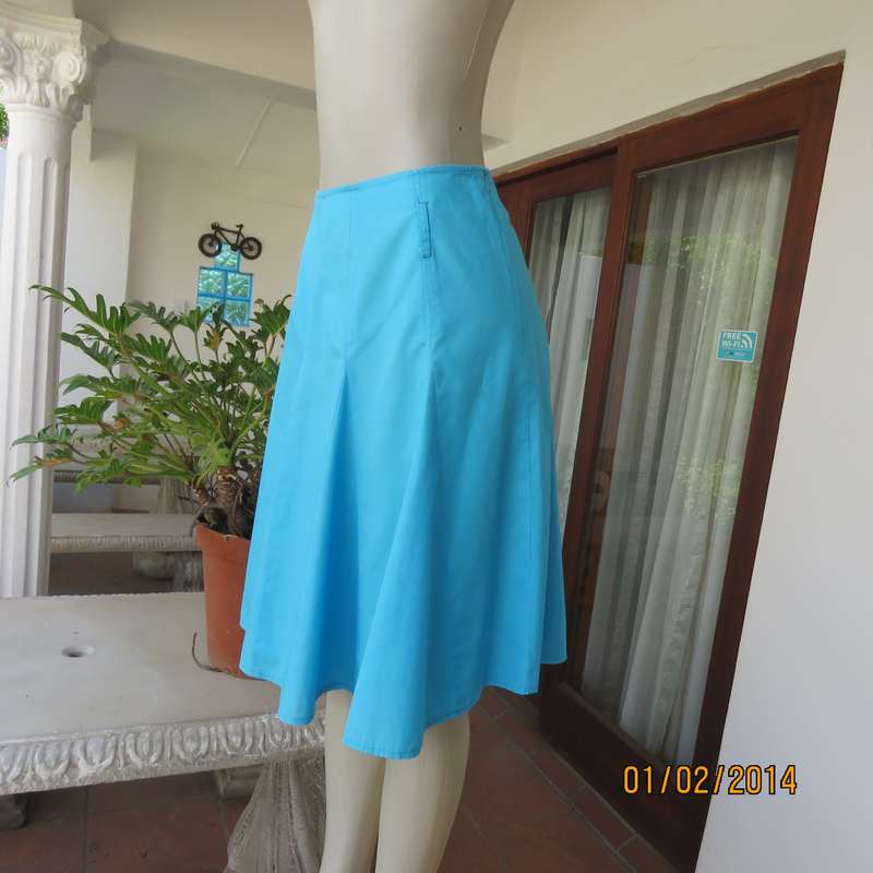 Easy to wear godet tropical turquoise colour skirt.Bandless with side zip.Size 38.As new condition.