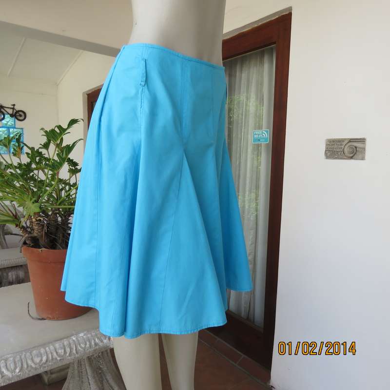 Easy to wear godet tropical turquoise colour skirt.Bandless with side zip.Size 38.As new condition.