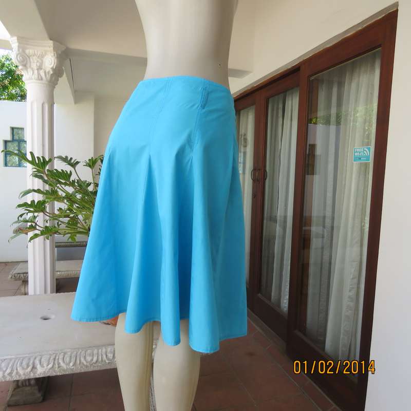 Easy to wear godet tropical turquoise colour skirt.Bandless with side zip.Size 38.As new condition.