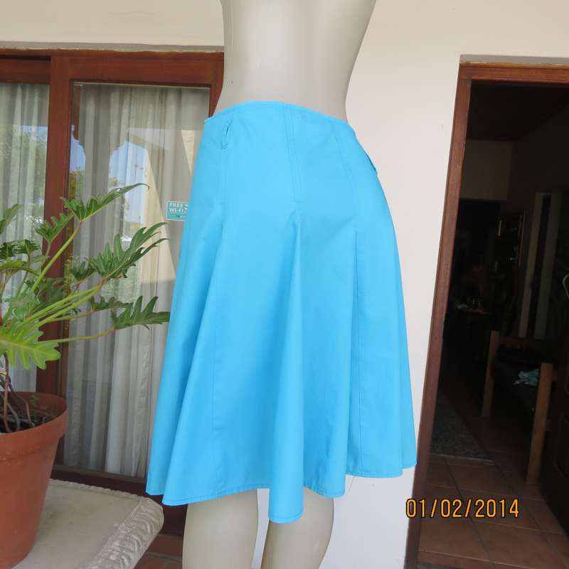 Easy to wear godet tropical turquoise colour skirt.Bandless with side zip.Size 38.As new condition.