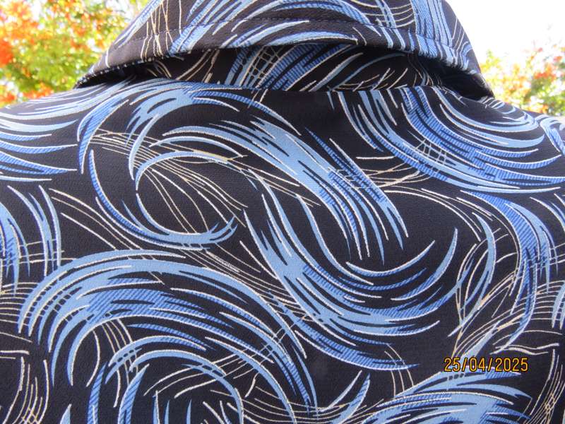 Blue and black graphic printed short sleeve polyester button down size 42 top.