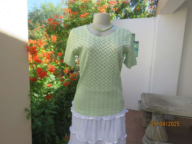SCOTTS mint green opaque zig zag stretch polyester short sleeve size 36 top.