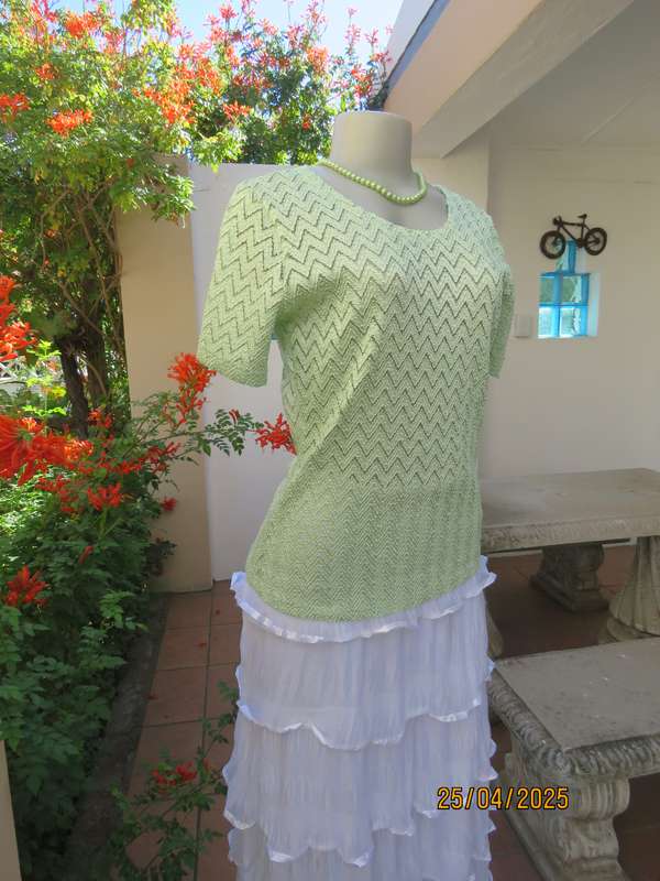 SCOTTS mint green opaque zig zag stretch polyester short sleeve size 36 top.