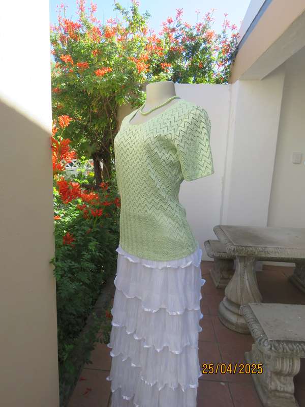 SCOTTS mint green opaque zig zag stretch polyester short sleeve size 36 top.