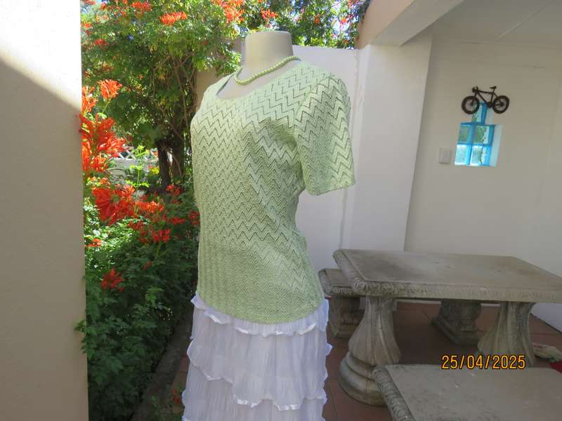 SCOTTS mint green opaque zig zag stretch polyester short sleeve size 36 top.